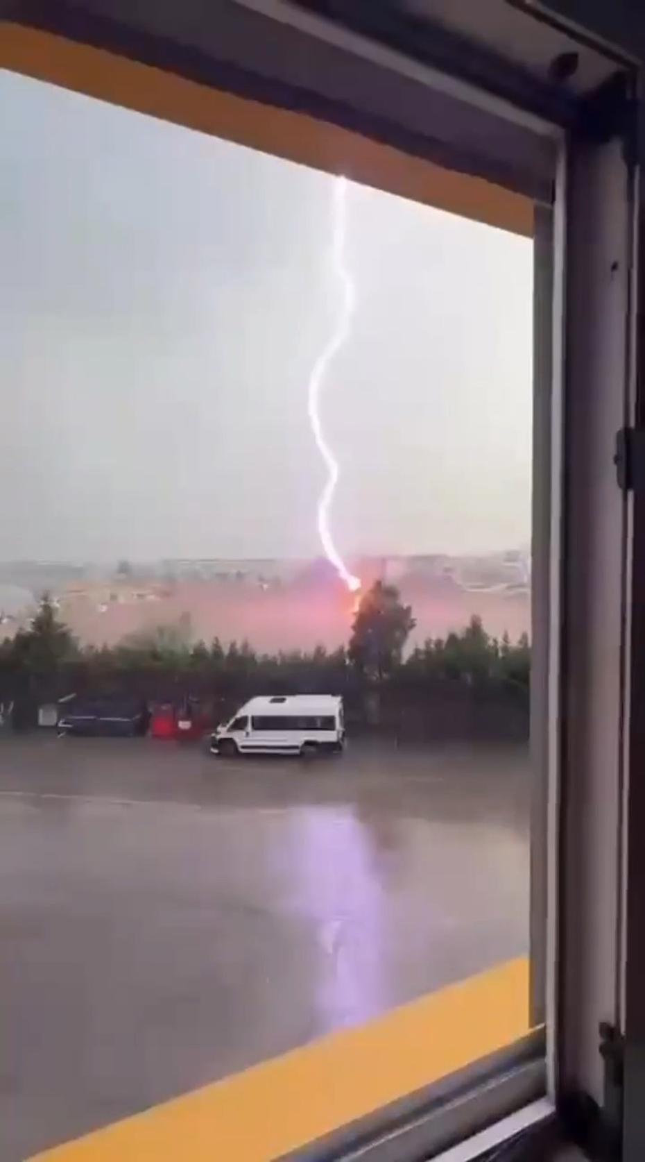 Tekirdağ'da Palmiye Ağacına Yıldırım Düştü ve Yanarak Alev Alev Yandı