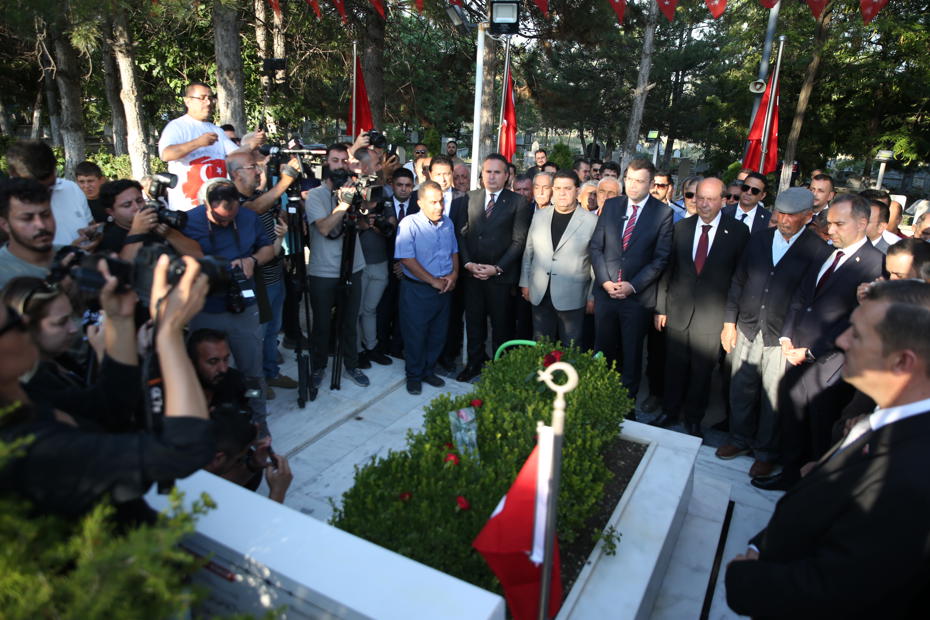 15 Temmuz kahramanı şehit Ömer Halisdemir'in kabrinde tören düzenlendi