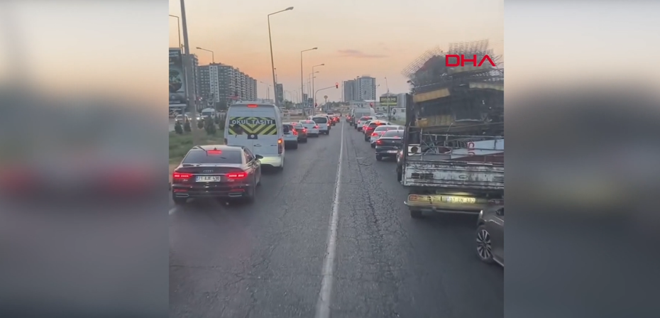 Diyarbakır’da Örnek Davranış: İtfaiyeye 'Fermuar Yöntemi'yle Yol Açtılar