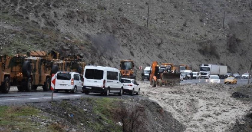 Hakkari'de heyelan… Köy yolu ulaşıma kapandı!  – Türkiye'den son dakika haberleri