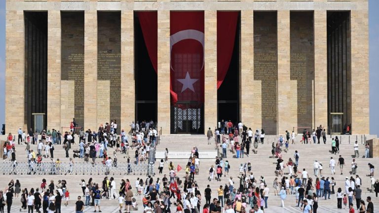 Anıtkabir 30 Ağustos'ta 350 binin üzerinde ziyaretçiyi ağırladı