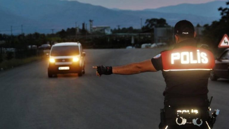 Kayseri polisinin “dur” ihtarına uymayan alkollü sürücüye 25 bin lira para cezası