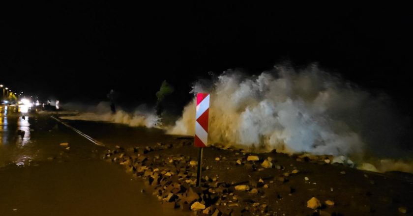 Kastamonu'da dev dalgalar Cide-Bartın Karayolu'nda su birikintileri oluşturdu