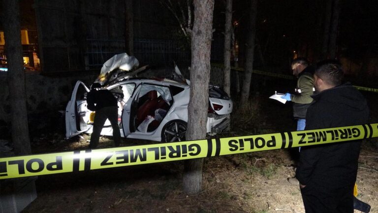 Trafik adasına çarpıp hastane bahçesinde alev alan otomobil: 3 ölü