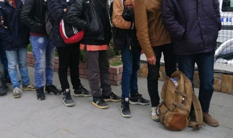 Ülkeye yasa dışı girdiler: 37 kaçak göçmen ve 7 insan kaçakçısı yakalandı! – Türkiye’den son dakika haberleri