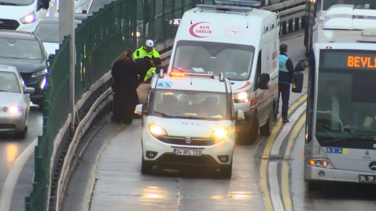 Uçan kanalizasyon metrobüsün kapısını kırdı, yolcu yola düştü