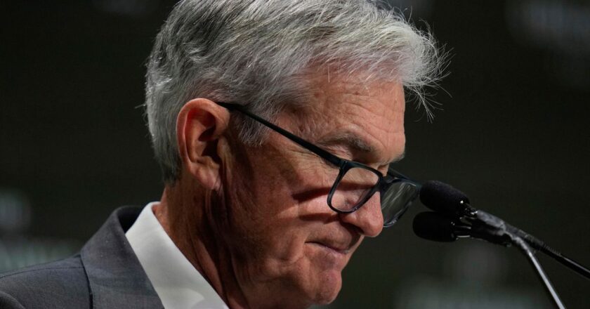 Trump’ın Fed Başkanı Powell’i hedef alarak faiz indirimi çağrısı yapması üzerine yatırımcılar ABD varlıklarından kaçıyor