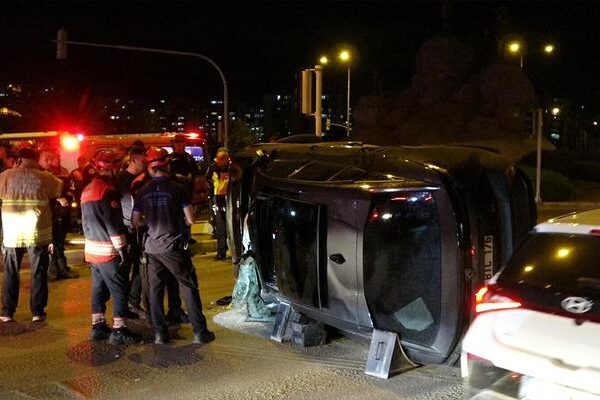Direksiyon hakimiyetini kaybedince takla attı! Trafik lambasına çarparak durabildi: 1 kişi yaralandı