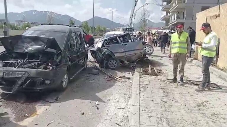 Erzurum’da beton mikseri çok sayıda araca çarparak devrildi
