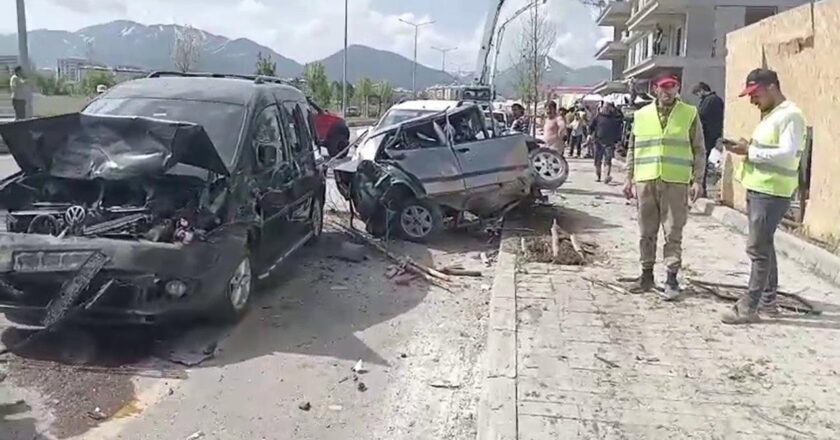 Erzurum’da beton mikseri çok sayıda araca çarparak devrildi