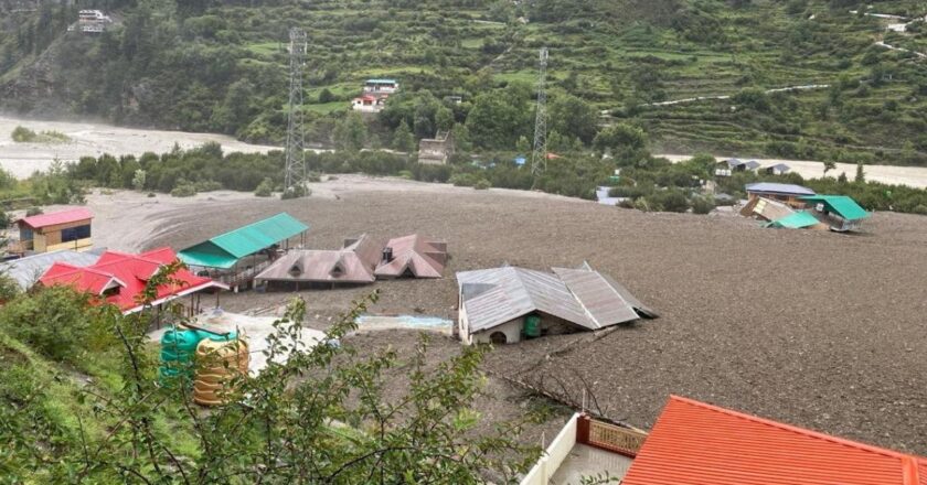 Hindistan’da 4 kişinin ölümüne neden olan heyelanda yaklaşık 100 kişi kayboldu