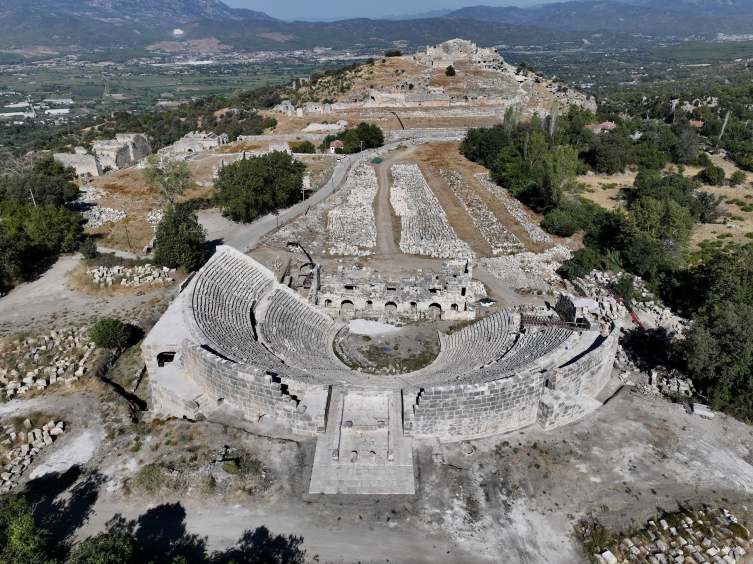 Stadyum ve çevresindeki dükkanlar antik TLOS şehrinde restore edilmiştir.