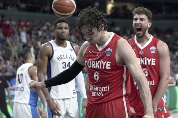 Yunanistan’ı sürklase eden 12 Dev Adam Yunan basınında! ‘Türkiye’nin namağlup olması tesadüf değil”