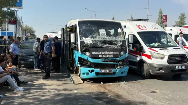Diyarbakır’da korkunç kaza… Freni patladı, duraktaki halk otobüsüne çarptı! – Son Dakika Türkiye Haberleri