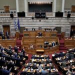 Yunanistan parlamentosu ülke çapındaki protestolara rağmen çalışma saatlerini uzatan yasayı onayladı
