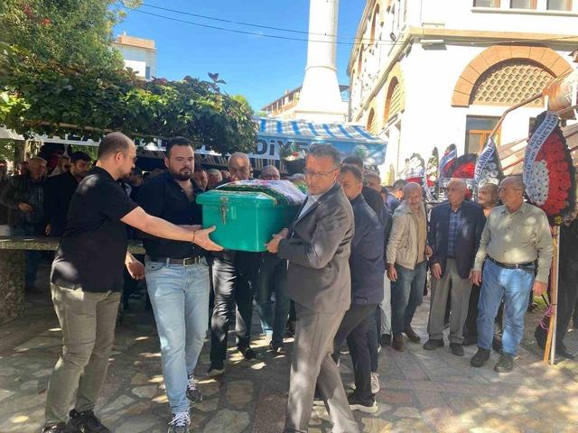 Emekli öğretmen Altan son yolculuğunda kovuldu