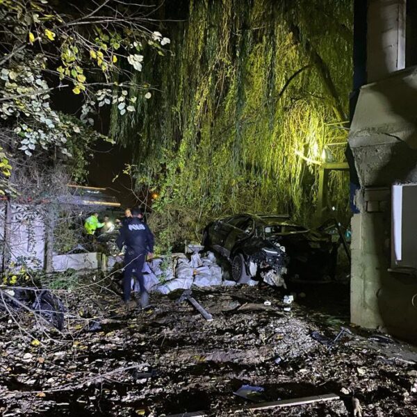 Köprüdeki çarpışma bahçeye fırlattı: 1 kişi hayatını kaybetti