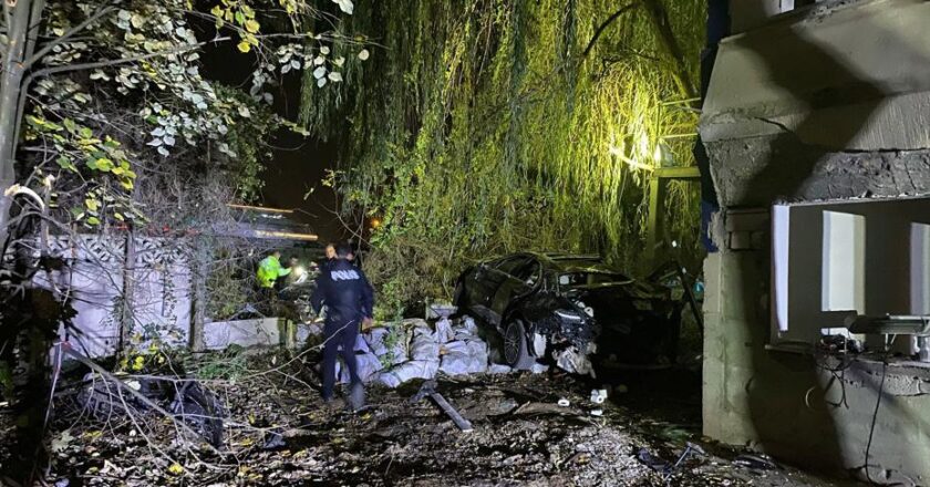 Köprüdeki çarpışma bahçeye fırlattı: 1 kişi hayatını kaybetti