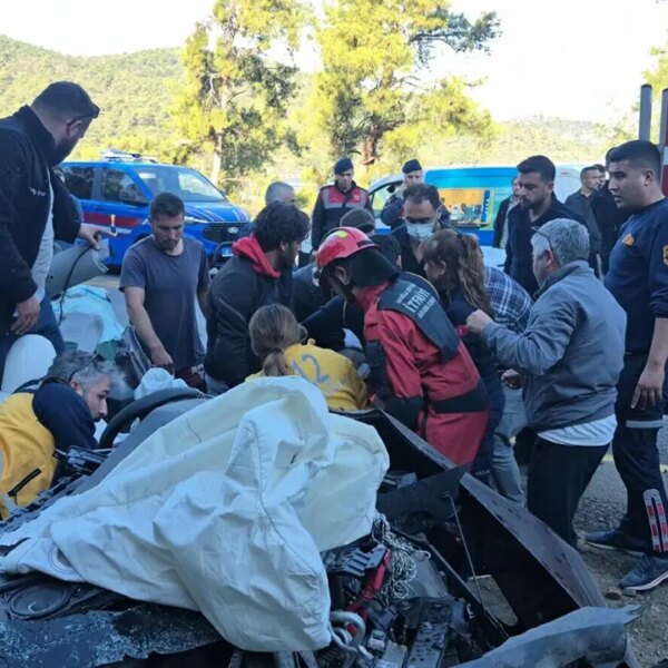 TIR ile çarpışan otomobil, demir yığınına döndü: 2 yaralı – Son Dakika Türkiye Haberleri