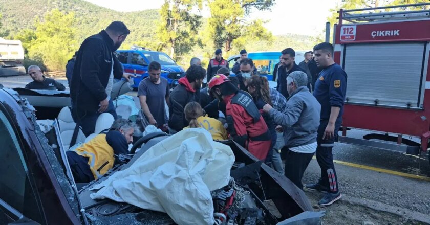 TIR ile çarpışan otomobil, demir yığınına döndü: 2 yaralı – Son Dakika Türkiye Haberleri