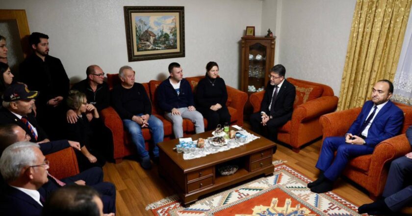 Bakan Yumaklı, şehit pilot Hasan Bahar’ın ailesini ziyaret etti